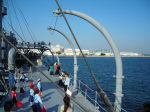 「戦艦三笠」右舷から後方ベース（米海軍横須賀基地）へ撮影