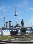 戦艦三笠と東郷司令長官銅像